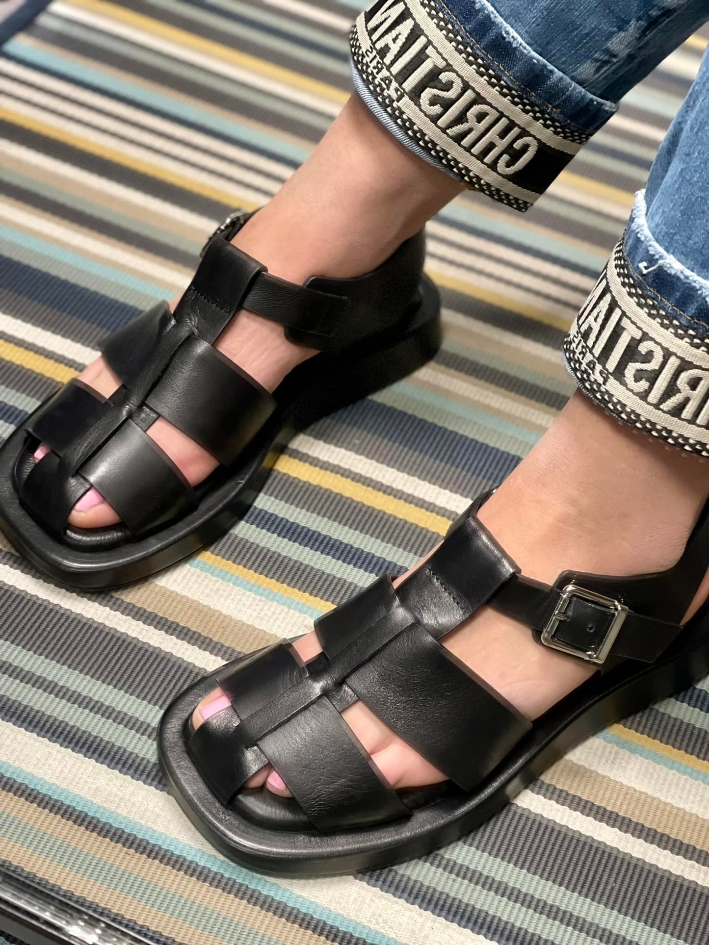 Juodos spalvos sandalai