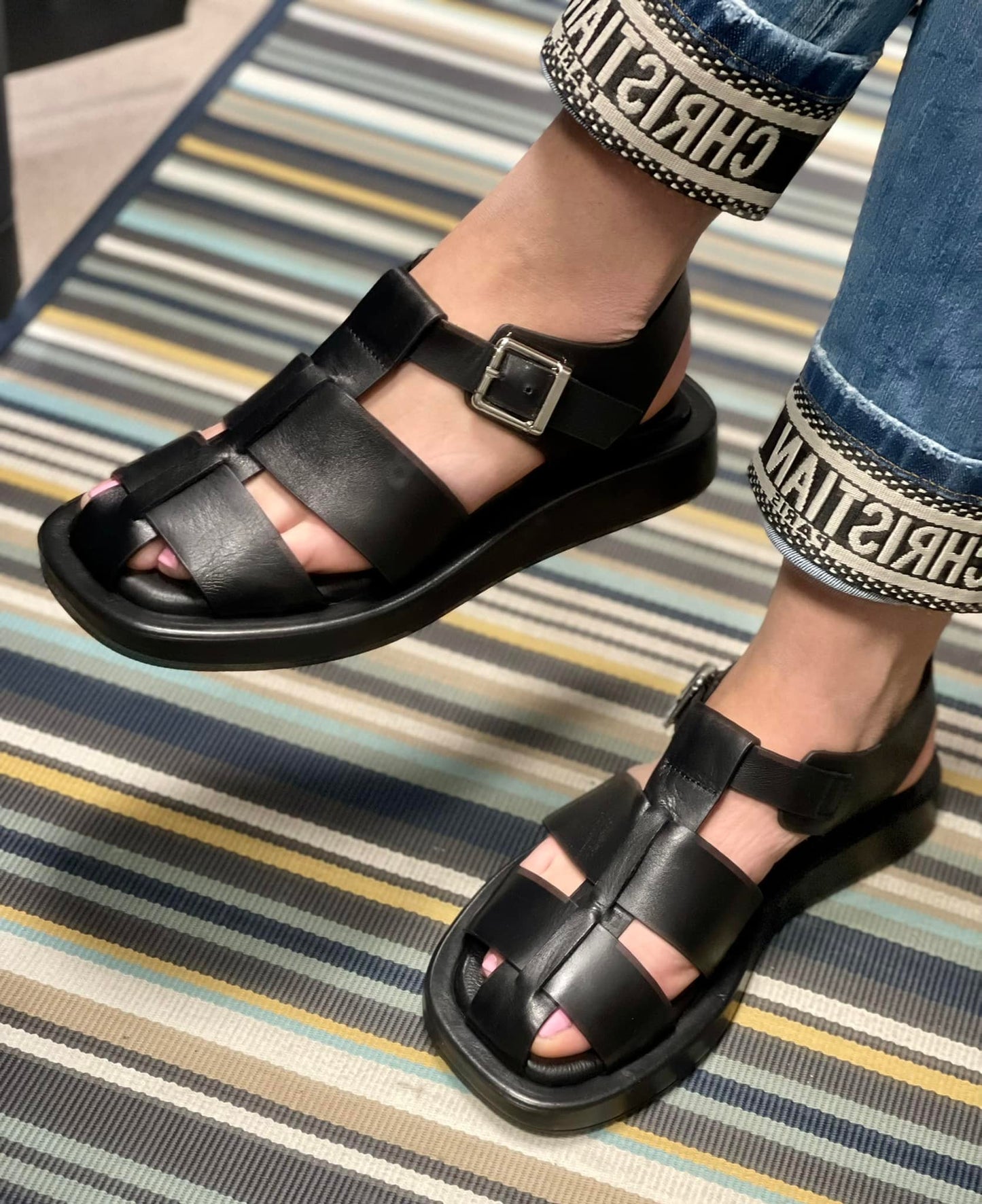 Juodos spalvos sandalai